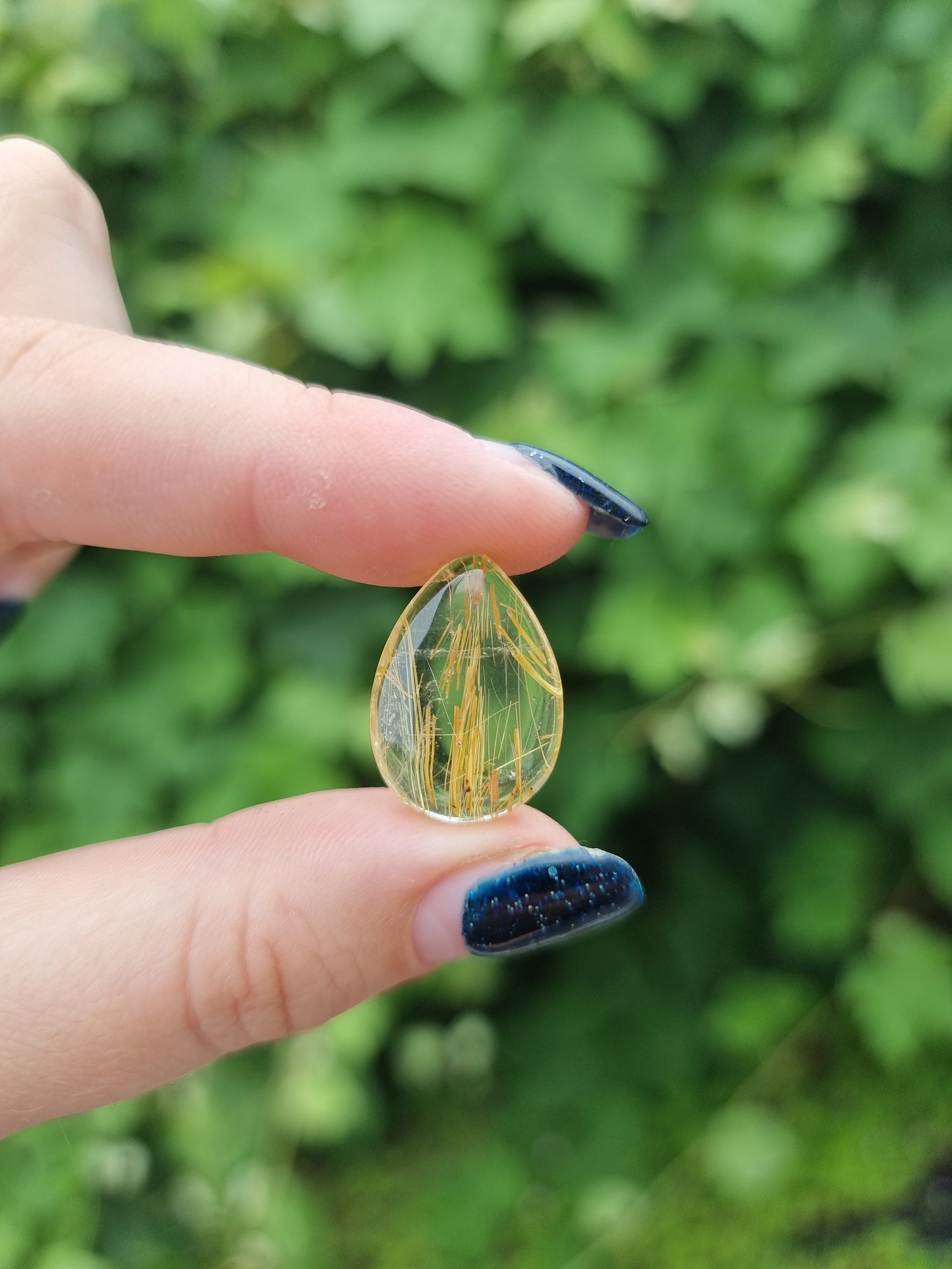 High Quality Golden Rutile in Quartz Droplet